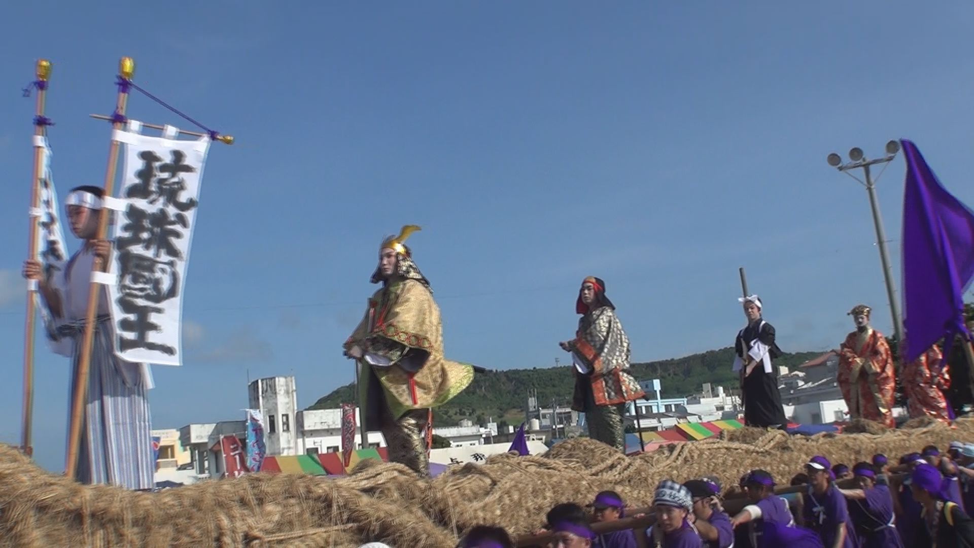 驚異のバランス感覚！なぜ立っていられるの？勇敢な青年たちがここにいた！！沖縄の素晴らしいお祭り！！！