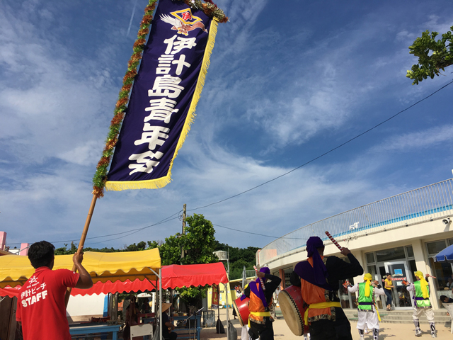 ビールでエネルギー補給！！受け継がれる青年会エイサー